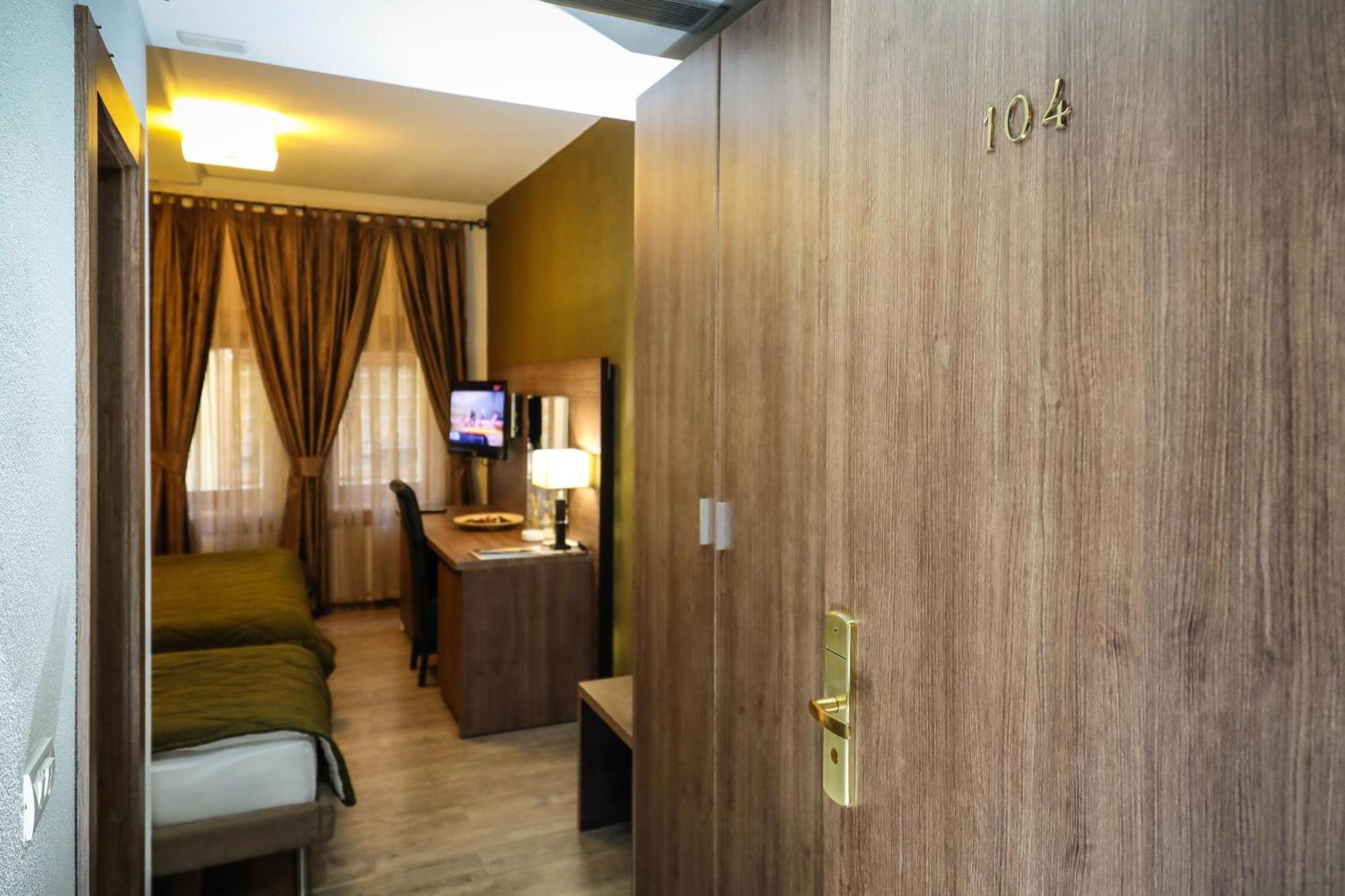 Gjakova Hotel Carshia E Jupave מראה חיצוני תמונה