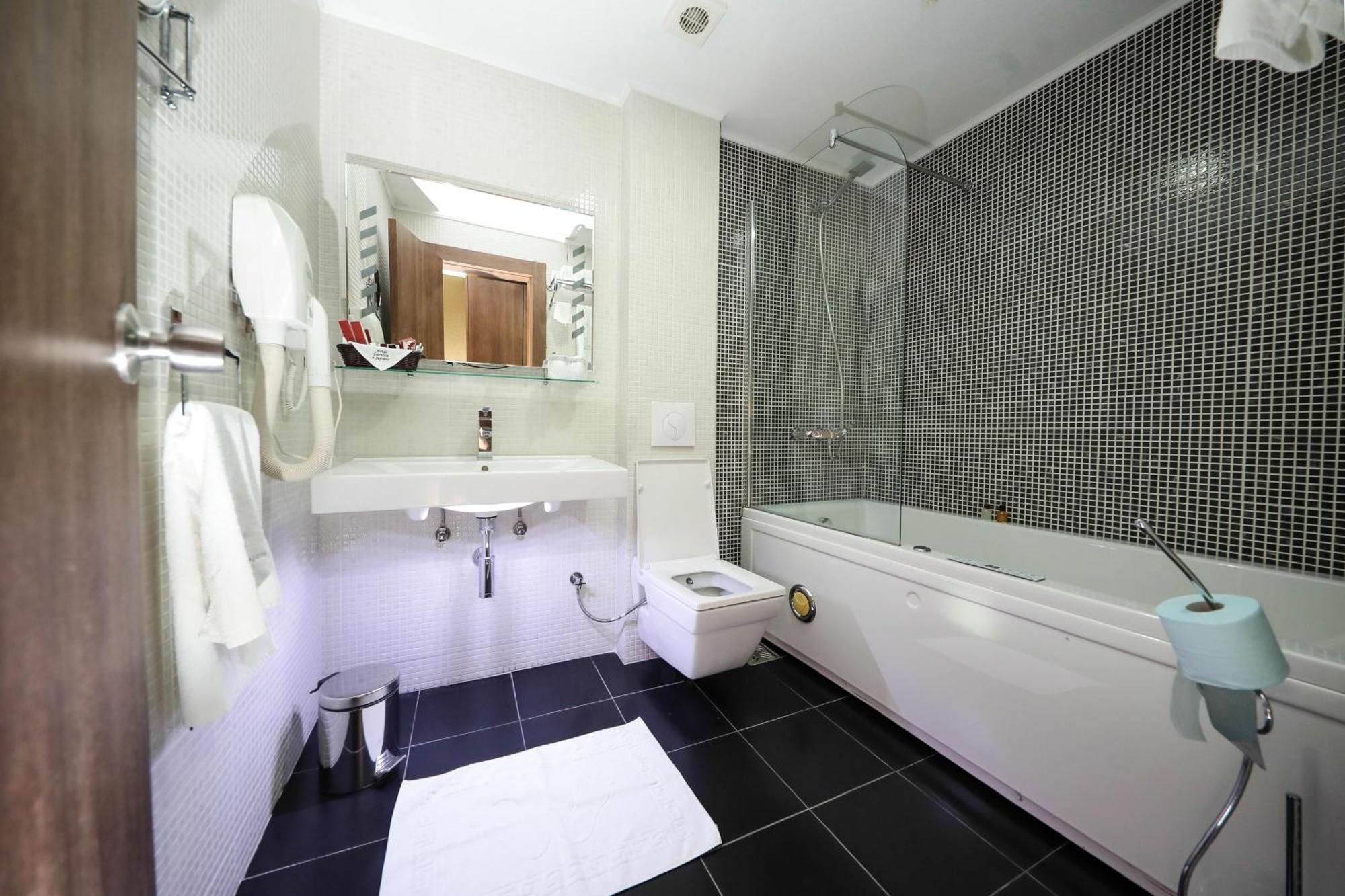 Gjakova Hotel Carshia E Jupave מראה חיצוני תמונה