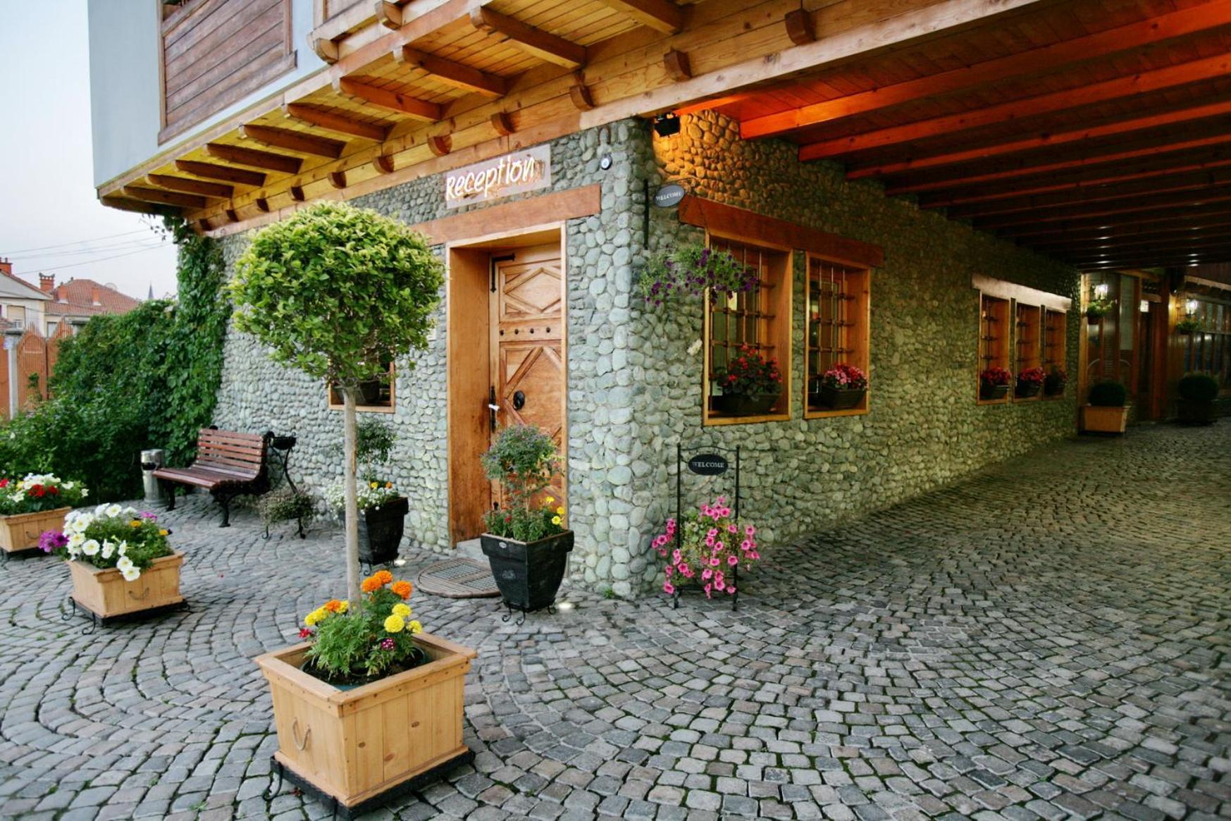 Gjakova Hotel Carshia E Jupave מראה חיצוני תמונה