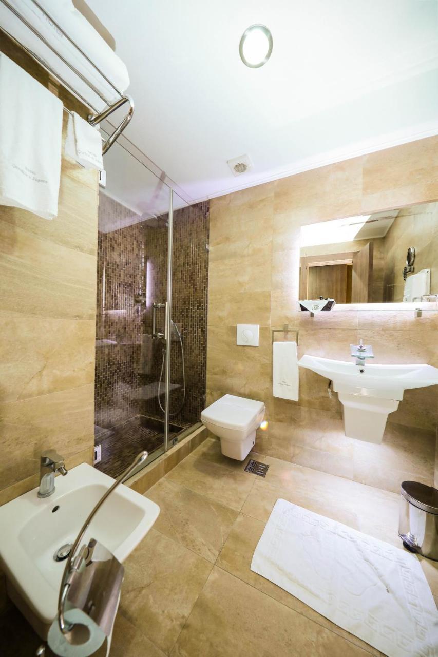 Gjakova Hotel Carshia E Jupave מראה חיצוני תמונה